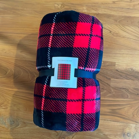 Black Friday Sale: NEW Red Victoria’s Secret Sherpa Blanket - Picture 1 of 4